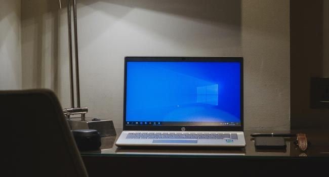 Ein Laptop auf einem Arbeitstisch zu sehen ist das Betriebssystem Windows 10