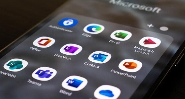 Ein Smartphone mit Microsoft Office App Icons