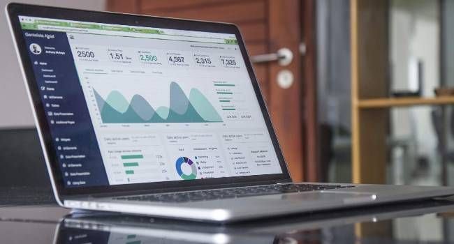 Excel Tabellen Ansicht auf einem Laptop