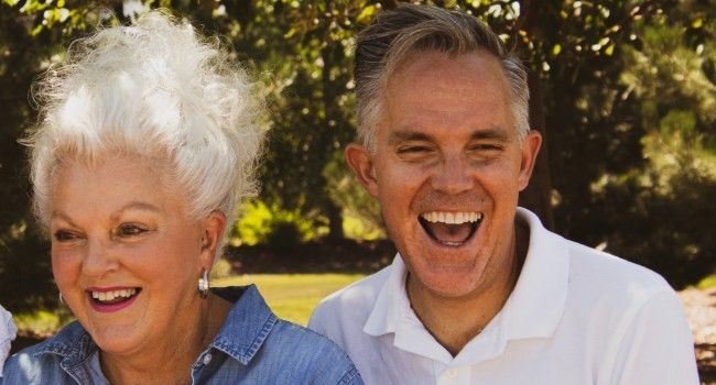 Ein Mann und eine Frau in der Natur mit guter Laune.