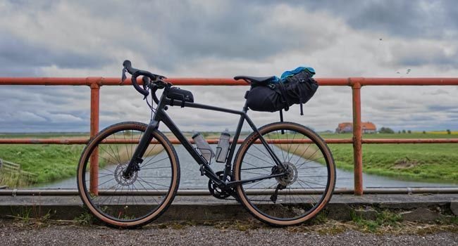Ein Fahrrad angelegt an einem Brückengeländer