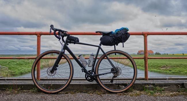 Ein Fahrrad angelegt an einem Brückengeländer 