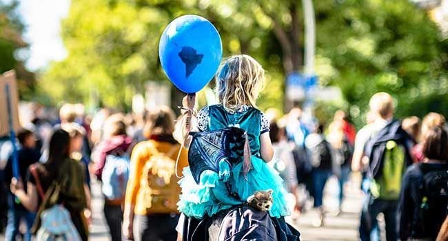Kind mit einem Ballon in der Hand