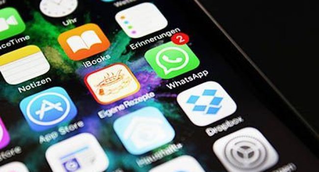 CC0 Ein Smartphone-Bildschirm mit verschiedenen App-Icons, darunter Whatsapp