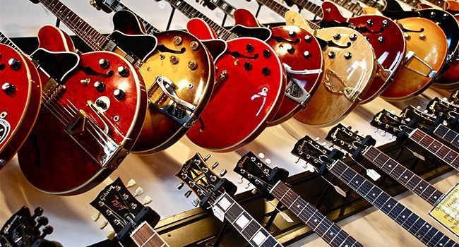 Diverse Gitarren an einer Wand.