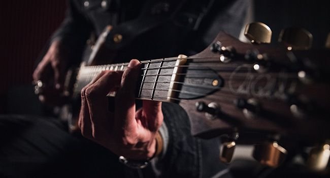 Ein Blues Gitarrenspieler in melancholischer Atmosphäre.