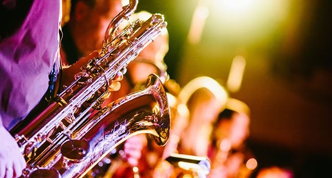 Eine Person mit Saxophone