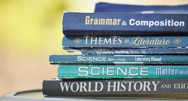 Ein Stapel mit englischen Grammatikbüchern
