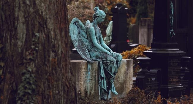 Eine Engelsstatue auf einem Friedhof
