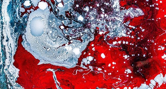 mit Fluid Art kreiertes Gemälde in weißen und roten Farbtönen