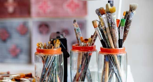 Mehrere Pinsel in Klarglasbh&auml;ltern