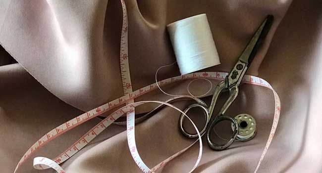 Schere, Fadenrolle und ein Ma&szlig;band 