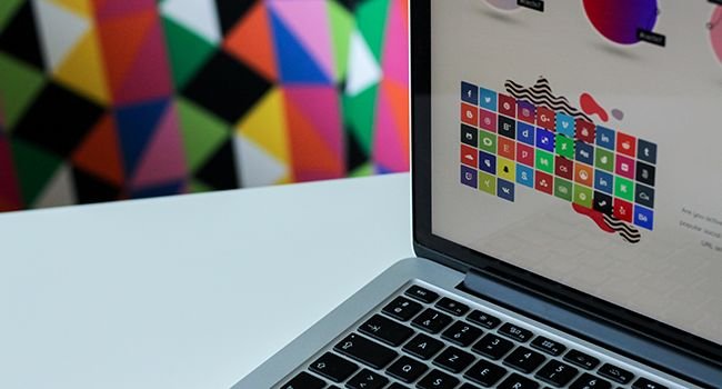 Ein Laptop in einer bunten und modernen Umgebung Ein Laptop in einer bunten und modernen Umgebung