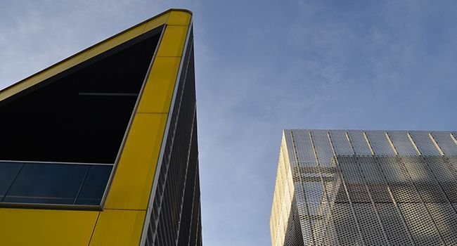 Ein Gebäude mit diagonalen Konturen aus der Nähe fotografiert.