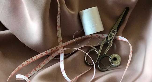 Schere, Fadenrolle und ein Ma&szlig;band 