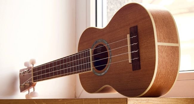 Eine Ukulele auf der Fensterbank