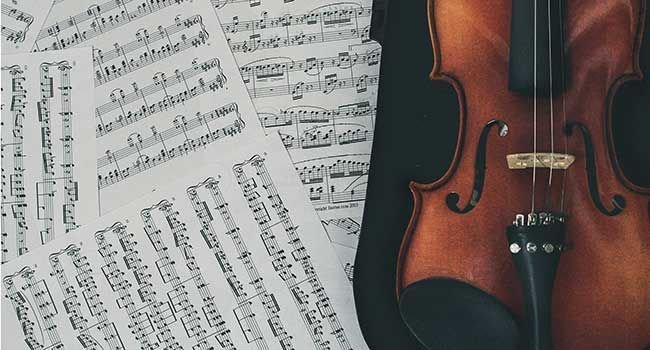Eine Violine und Notenblätter