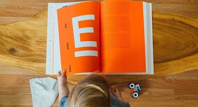 Ein großes Buch und ein Kind aus der Vogelperspektive