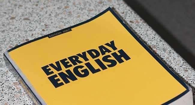 Ein gelbes Buch mit der Aufschrift Everyday English.