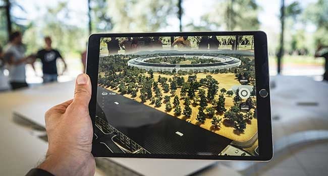 Ein 3D Model einer Architekturarbeit betrachtet durch ein Tablet.