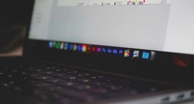 Ein Laptop mit der Ansicht von Startverknüpfungen der Adobe Programme.
