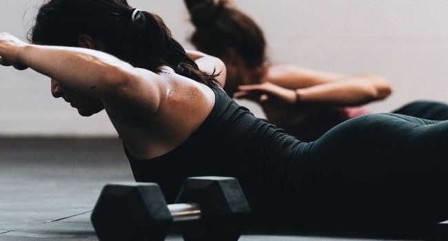 Pilates trainierende Personen.