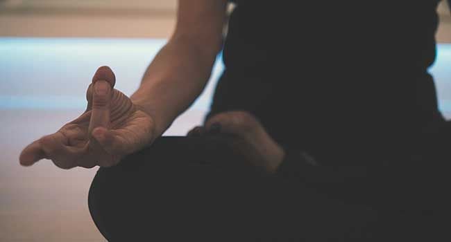 Person in üblicher Entspannungshaltung beim Qigong.