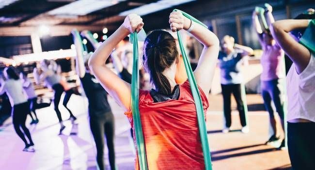 Mehrere Personen bei einem typischen Fitness Training