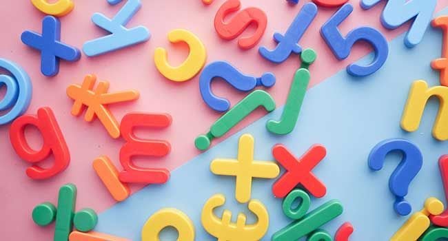 Bunte Buchstaben und Zeichen.