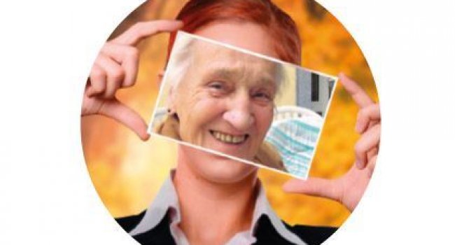 Foto von Gerd Altmann auf Pixabay Eine junge Frau hält das Foto einer älteren Frau vor ihr Gesicht.