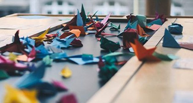 Origami (c) Dev - Unsplash Origami (c) Dev - Unsplash