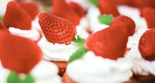 Rund um die Erdbeere. Bild von Mini-Erdbeertörtchen.