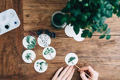 Photo by Roman Kraft on Unsplash Aquarellzeichnungen auf Bierdeckel. Motiv zum langen Mal-Montag.