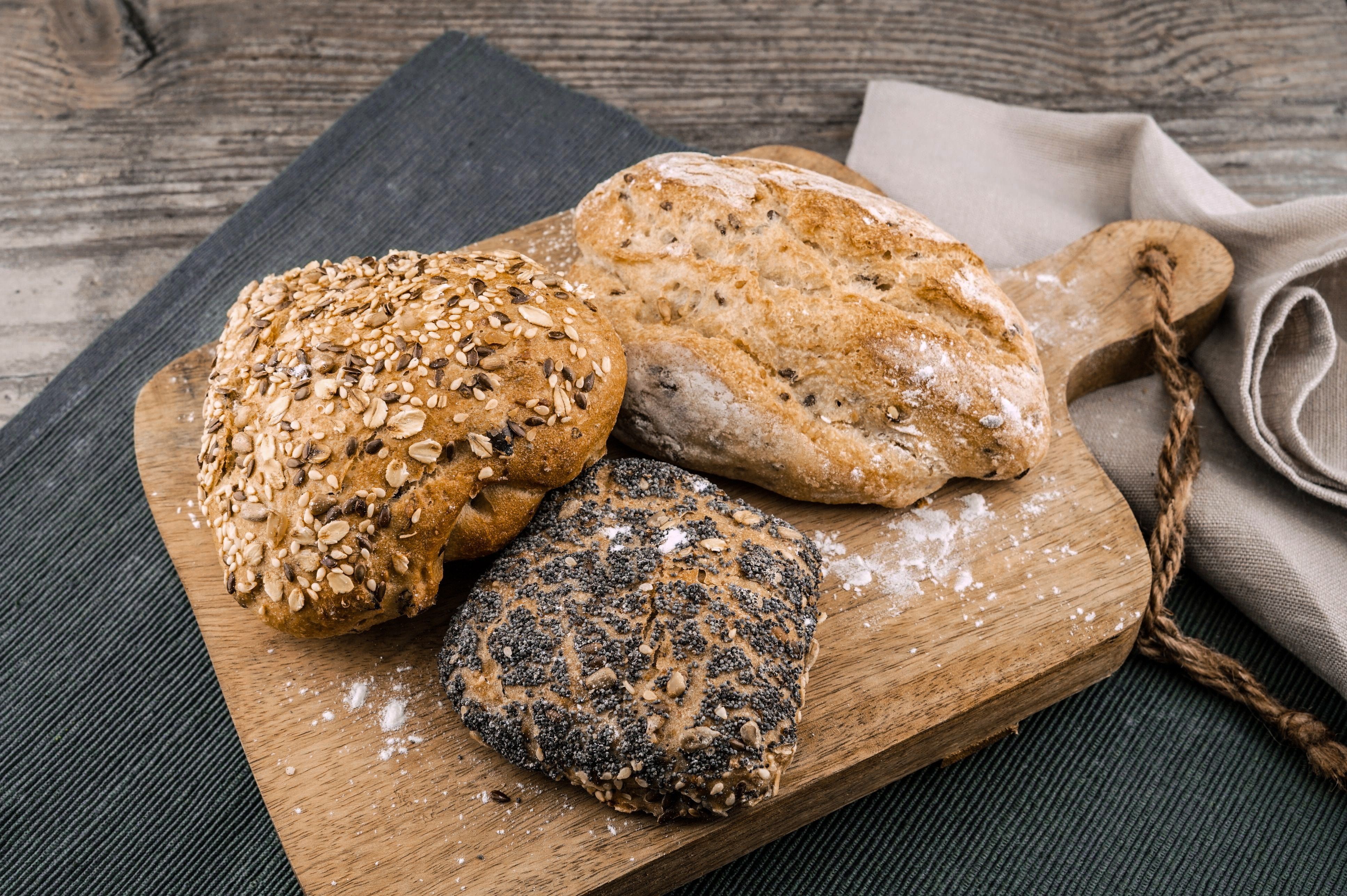 Photo by Wesual Click Verschiedene Brötchen auf einem mit Mehl bestäubtem Brett