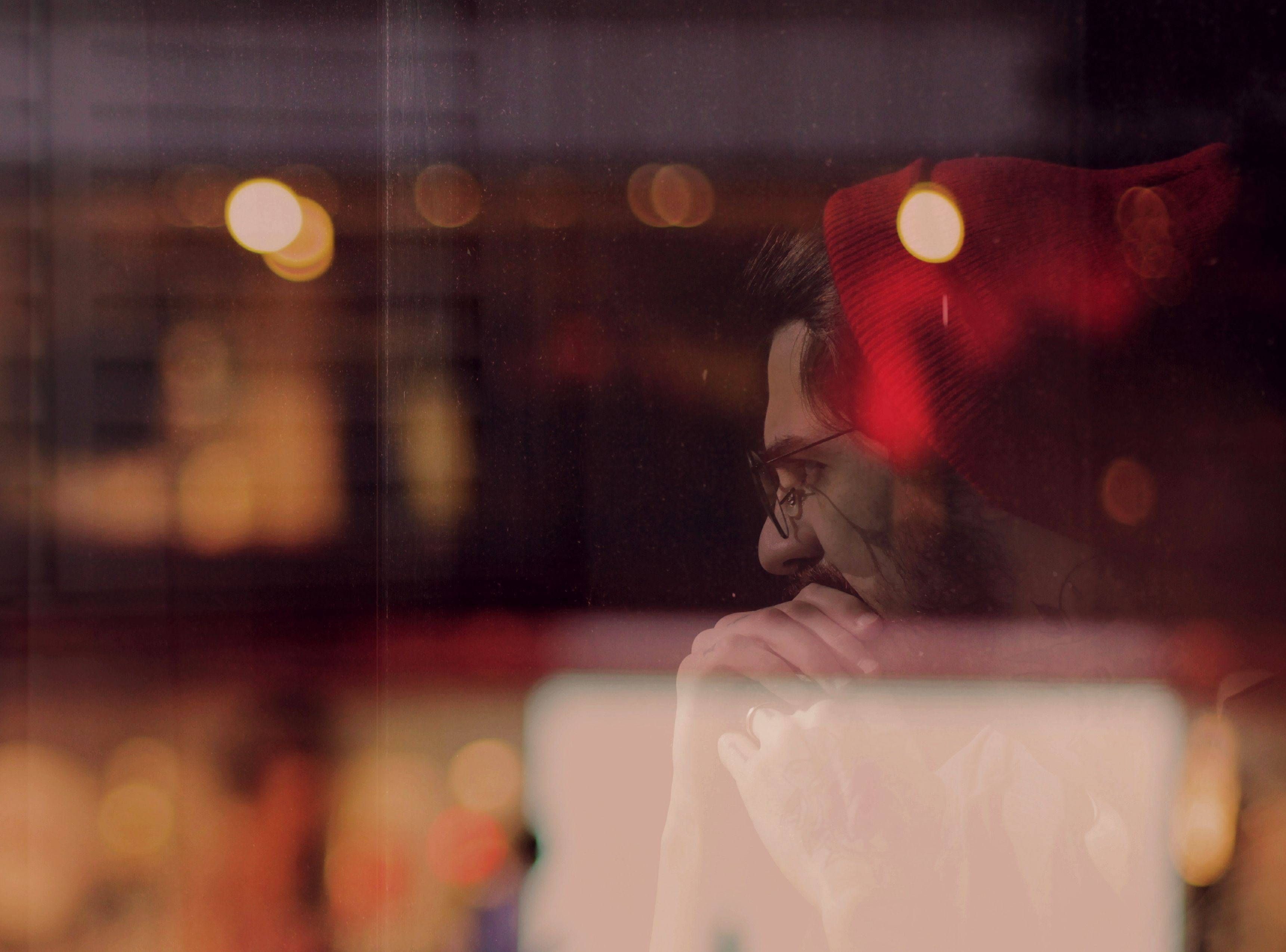 Photo by @plqml @feliperizo Ein etwas verschwommene Szene mit einem nachdenklichen Mann.