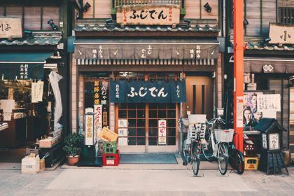 Photo by Clay Banks Eine Straßenszene in Tokyo.