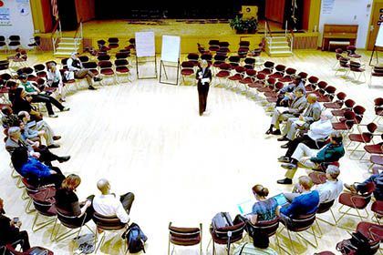 Foto von Debbie McCallum auf Wikipedia Das Foto zeigt eine Open Space Konference der NASA.
