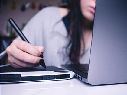 Photo by Josefa nDiaz on Unsplash Frau mit Stift vor einem Laptop