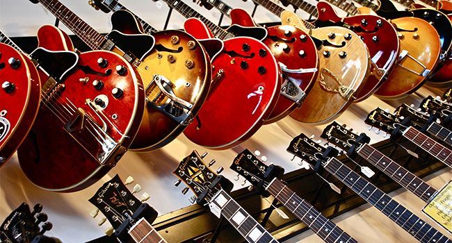 Eine Sammlung an diversen Gitarren.