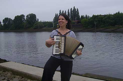 Stefanie Lubrich mit Accordion an der Weser