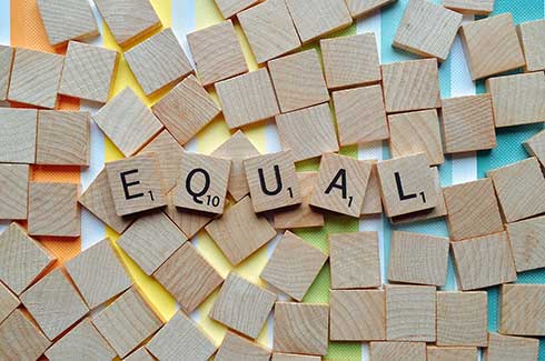 Scrabble Teile mit der Aufschrift Equal