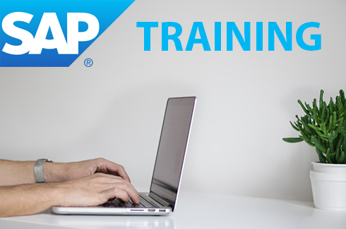 Ein Laptop, Hände einer Person oben Text SAP Training